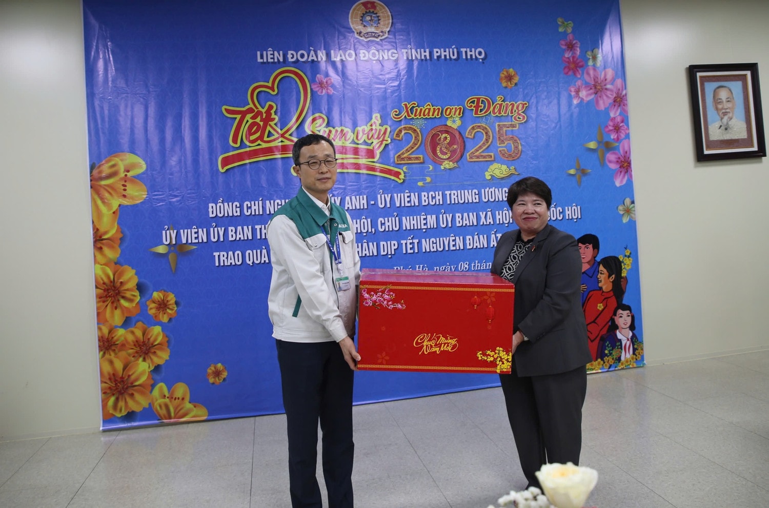 Chủ nhiệm Ủy ban Xã hội Nguyễn Thúy Anh trao quà Tết tặng công nhân Công ty TNHH JH Vina, tỉnh Phú Thọ