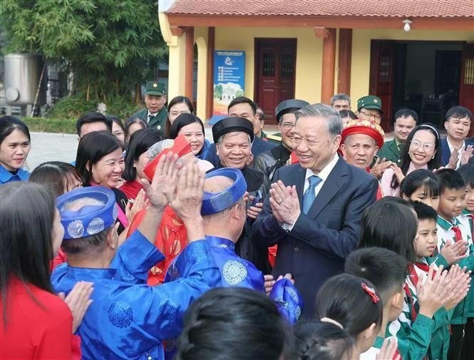 Party General Secretary To Lam meets with residents of Yen My district of Hung Yen province. (Photo: VNA) img-6030.jpg