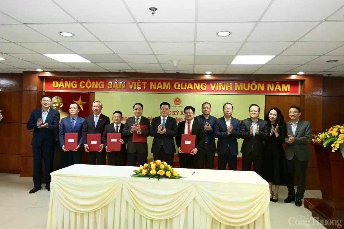 Tổng Biên tập Báo Công Thương đã ký và trao biên bản ký kết hợp tác truyền thông toàn diện giữa hai đơn vị giai đoạn 2025-2030 với 4 đơn vị.