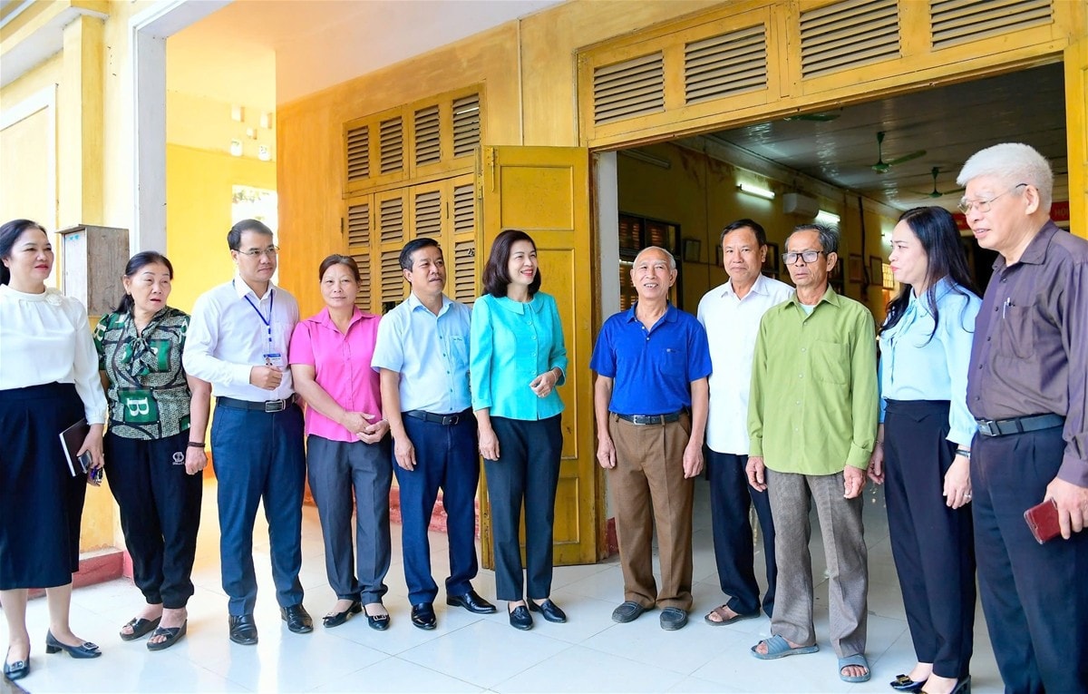 Phó Chủ tịch Thường trực HĐND tỉnh Phạm Thị Minh Xuân cùng các đại biểu HĐND tỉnh trao đổi với cử tri xã Trung Môn, huyện Yên Sơn