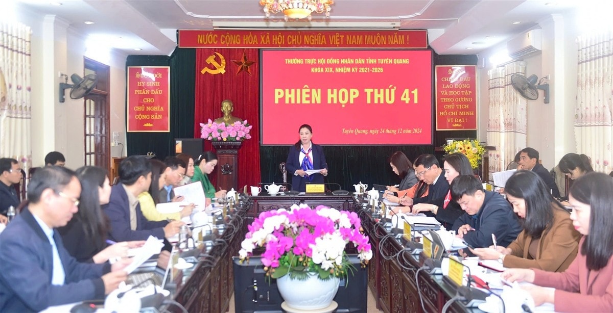 Phó Bí thư Thường trực Tỉnh ủy, Chủ tịch HĐND tỉnh Lê Thị Kim Dung chủ trì Phiên họp thứ 41 của Thường trực HĐND tỉnh. Ảnh: Ngọc Hưng