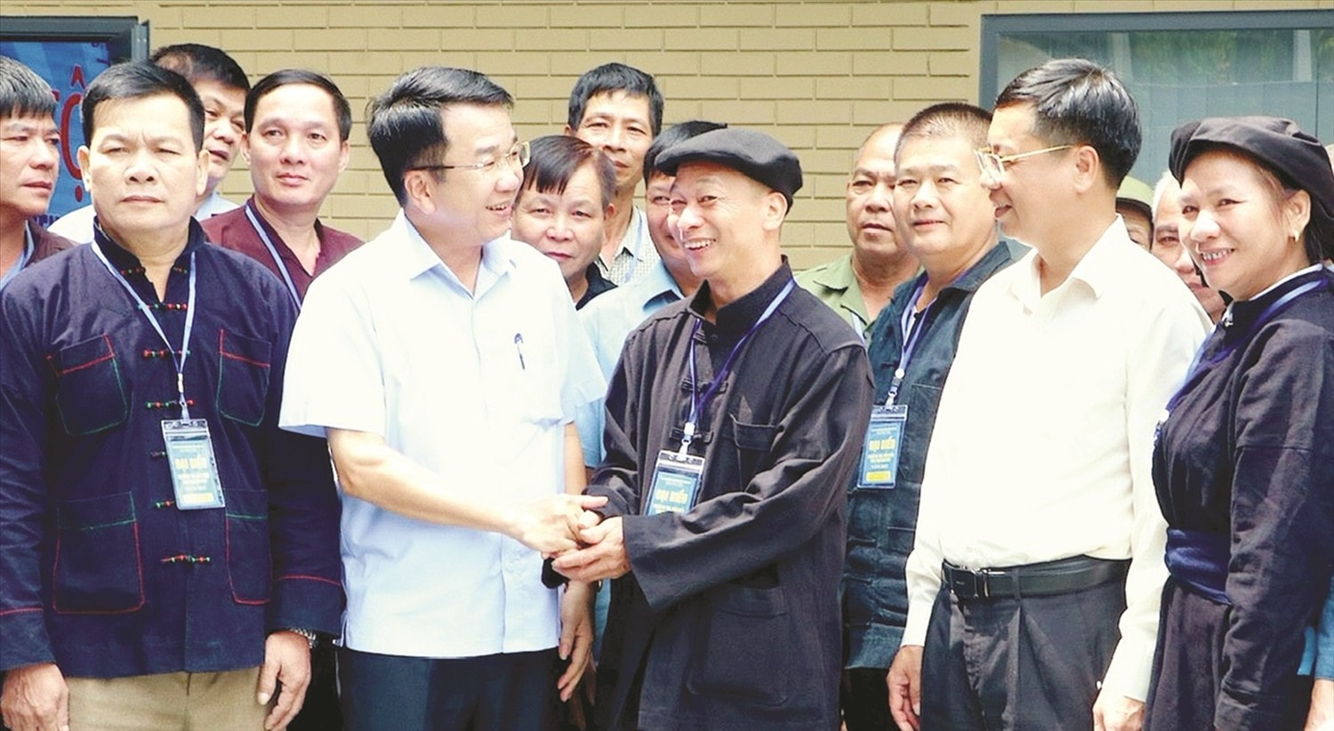 Phó Chủ tịch UBND tỉnh Thái Nguyên Nguyễn Thanh Bình và lãnh đạo Ban Dân tộc tỉnh trò chuyện với người có uy tín vùng đồng bào dân tộc thiểu số. Ảnh: Thảo Khánh