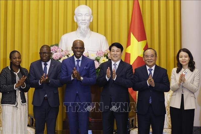 Chủ tịch nước Lương Cường với Bộ trưởng Ngoại giao, Hội nhập khu vực và Kiều dân nước Cộng hoà Togo Robert Dussey và các đại biểu. Ảnh: Lâm Khánh/TTXVN