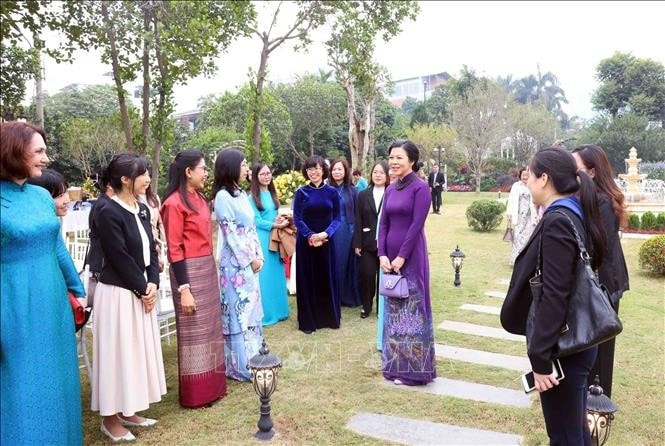 Bà Ngô Phương Ly, Phu nhân Tổng Bí thư Tô Lâm với các các phu nhân, cán bộ nữ của Bộ Ngoại giao Việt Nam và đại diện các nước ASEAN tại Hà Nội. Ảnh: Phạm Kiên/TTXVN