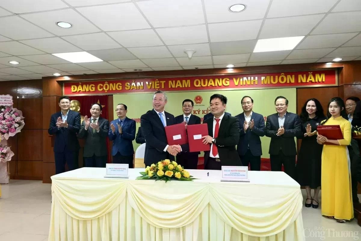 Tổng Biên tập Báo Công Thương và Cục trưởng Cục Công nghiệp Phạm Nguyên Hùng trao biên bản ký kết hợp tác truyền thông toàn diện giữa hai đơn vị giai đoạn 2025-2030.