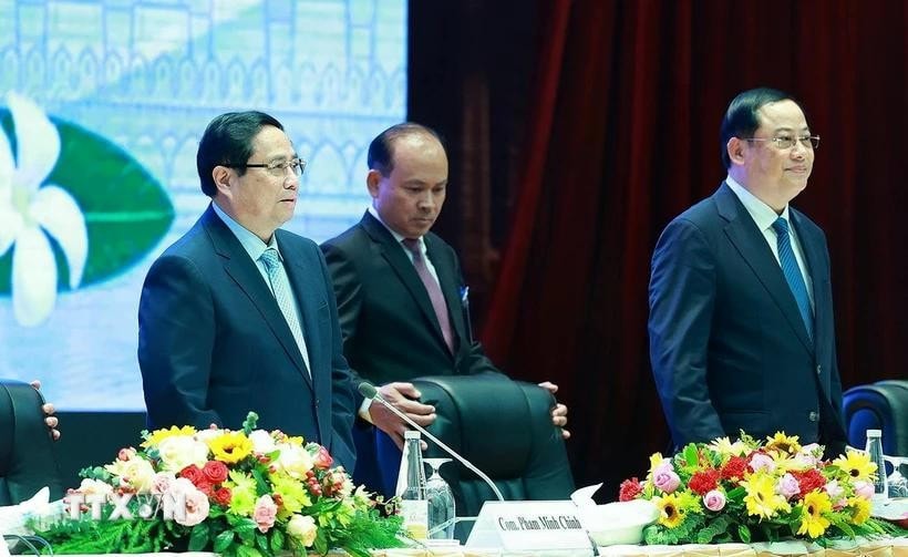 Thủ tướng Phạm Minh Chính và Thủ tướng Sonexay Siphandone đồng chủ trì Hội nghị Hợp tác đầu tư Việt Nam-Lào năm 2025. Ảnh: Dương Giang/TTXVN
