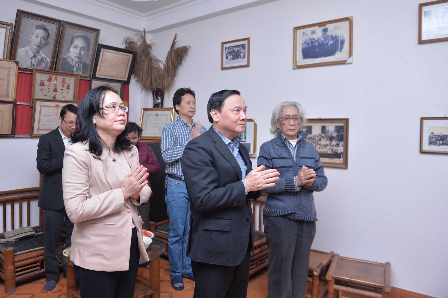 pho-chu-tich-qh-nguyen-khac-dinh-tham-va-thap-huong-co-pho-chu-tich-qh-nghiem-xuan-yem-1.jpg