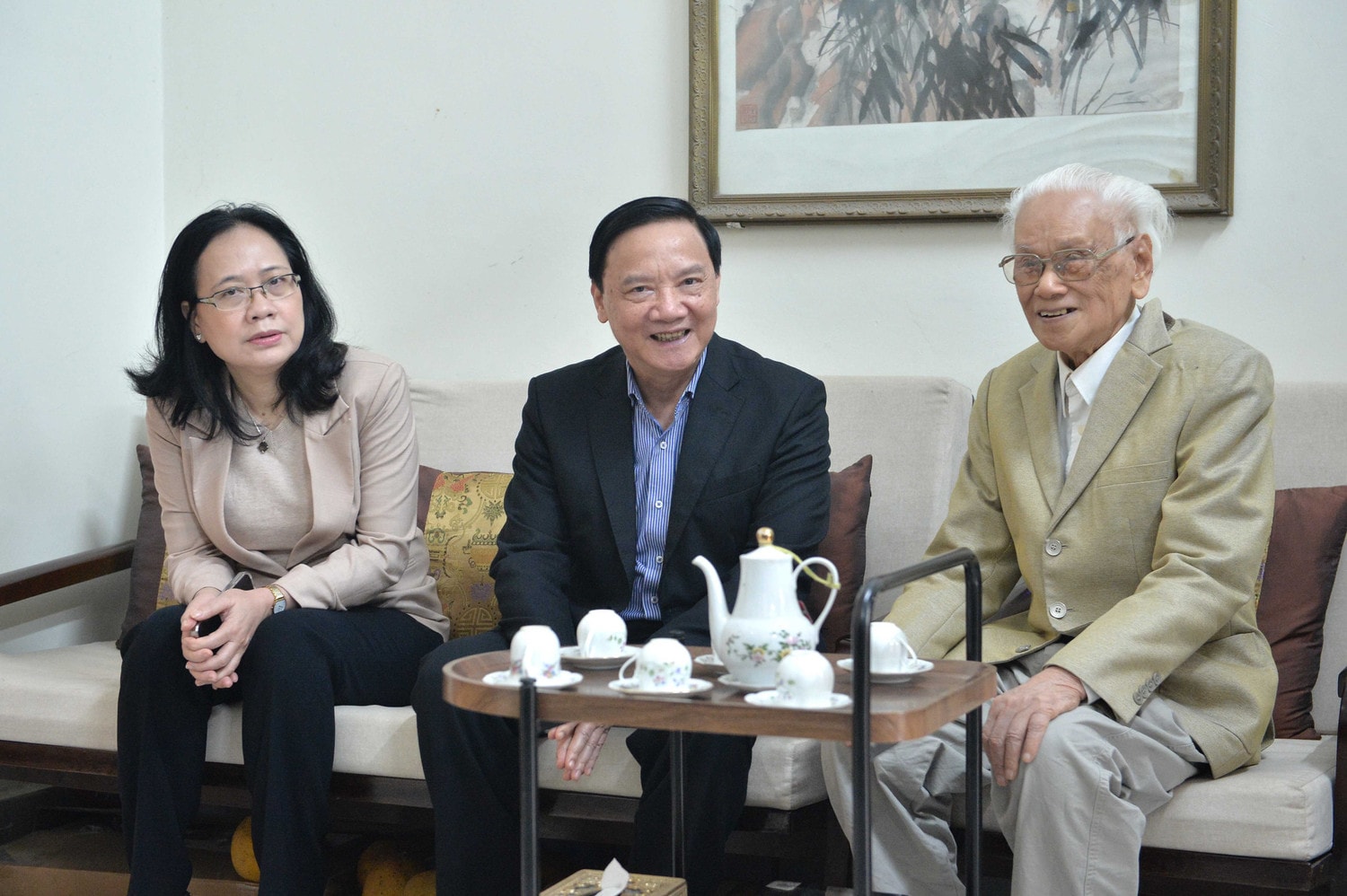 pho-chu-tich-qh-nguyen-khac-dinh-thap-huong-pctqh-khoa-ii-v-vi-vii-xuan-thuy.jpg
