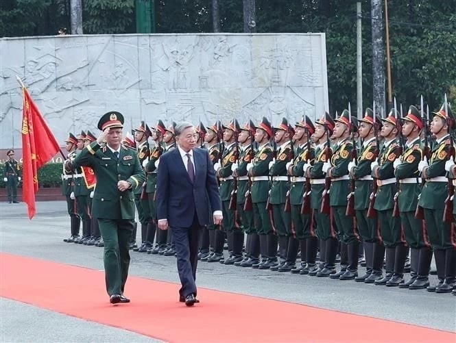 Party General Secretary To Lam (right), who is also Secretary of the Central Military Commission, review the guard of honour during his working visit to Military Region 7 on January 8. (Photo: VNA) f847cee1-5788-4bc2-a04d-c3975030eea0.jpg