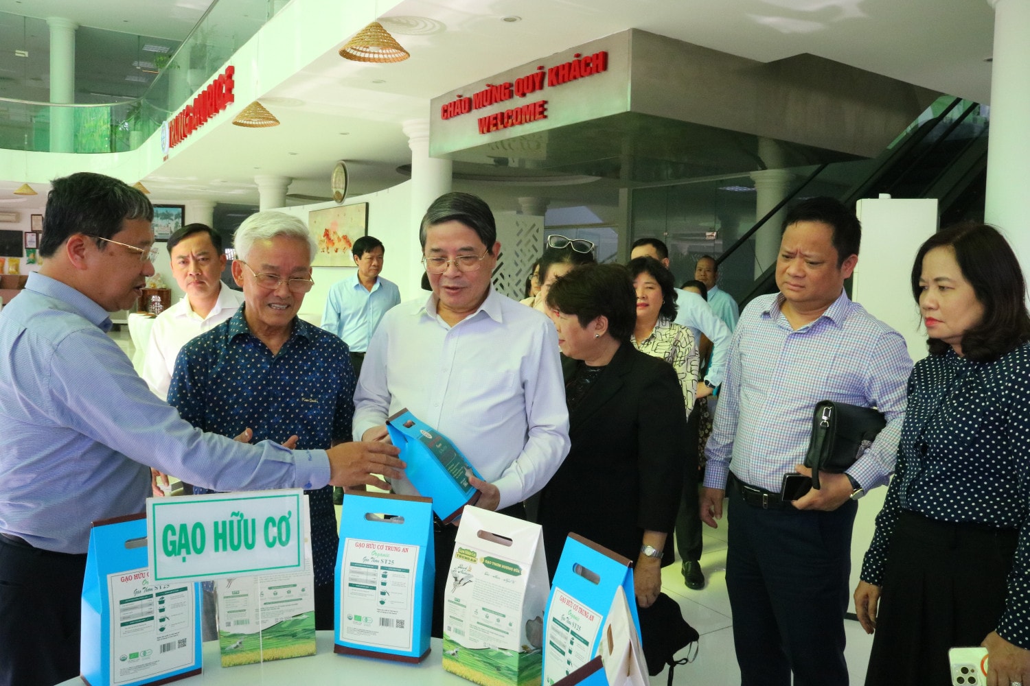 pct-quoc-hoi-nguyen-duc-hai-xem-san-pham-cong-ty-trung-an.jpg