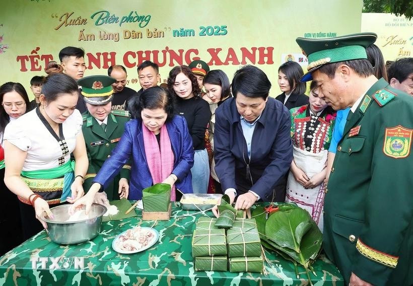 Chủ tịch nước Lương Cường cùng Bí thư Tỉnh ủy Lai Châu Giàng Páo Mỷ gói bánh chưng truyền thống tại xã Pa Tần, huyện Sìn Hồ, tỉnh Lai Châu. Ảnh: Lâm Khánh/TTXVN