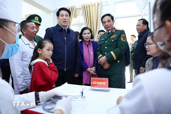 Chủ tịch nước Lương Cường động viên lực lượng quân y đang khám bệnh, cấp thuốc miễn phí cho nhân dân tại xã Pa Tần, huyện Sìn Hồ, tỉnh Lai Châu. Ảnh: Lâm Khánh/TTXVN