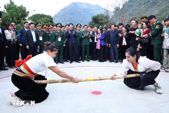 Chủ tịch nước Lương Cường tham quan các hoạt động văn hóa, thể thao của người dân tại xã Pa Tần, huyện Sìn Hồ, tỉnh Lai Châu. Ảnh: Lâm Khánh/TTXVN