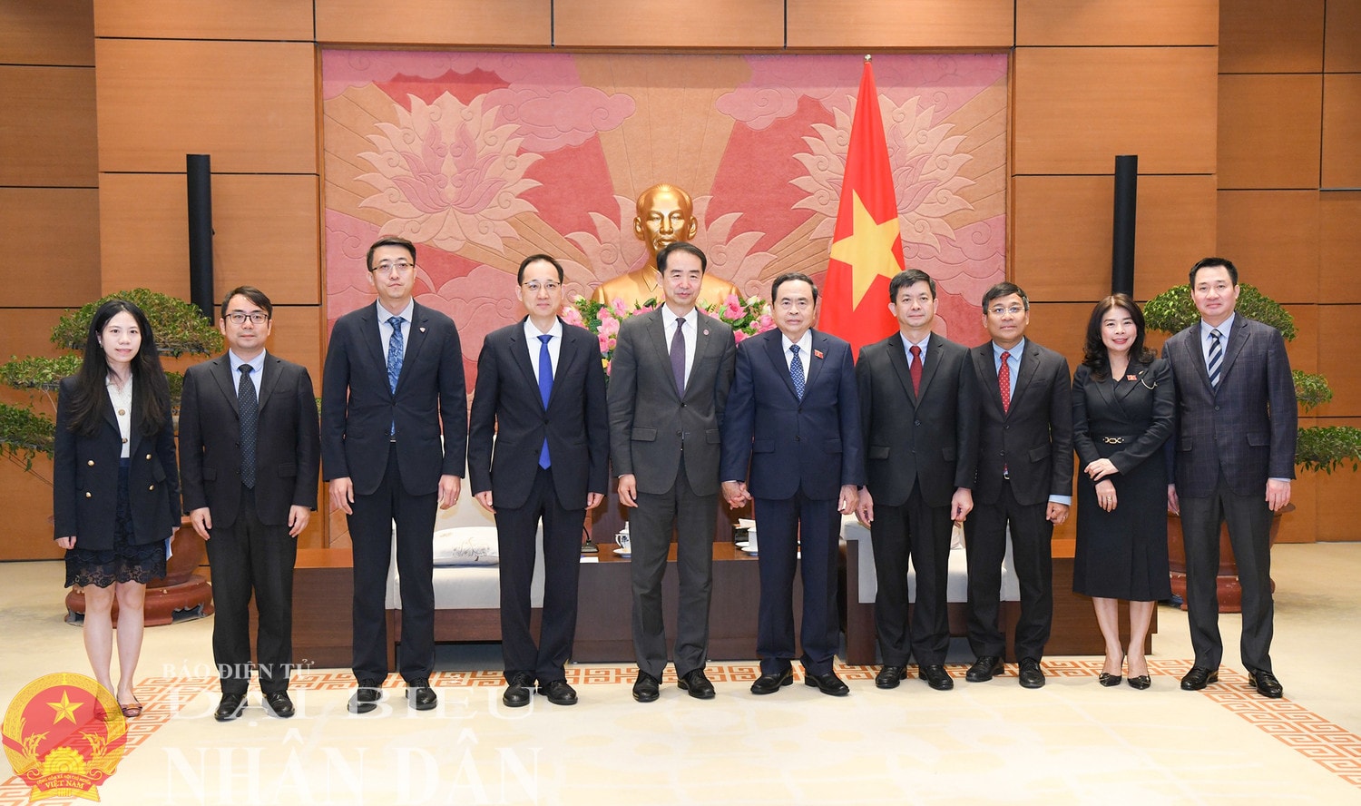 Chủ tịch Quốc hội Trần Thanh Mẫn và các đại biểu chụp ảnh lưu niệm. Ảnh: Lâm Hiển