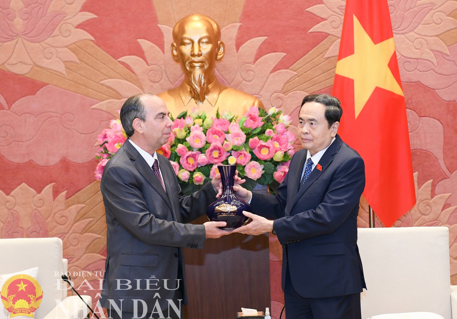 Chủ tịch Quốc hội Trần Thanh Mẫn trao quà tặng Đại sứ Đặc mệnh toàn quyền Cộng hòa Cuba tại Việt Nam Rogelio Polanco Fuentes. Ảnh: Lâm Hiển