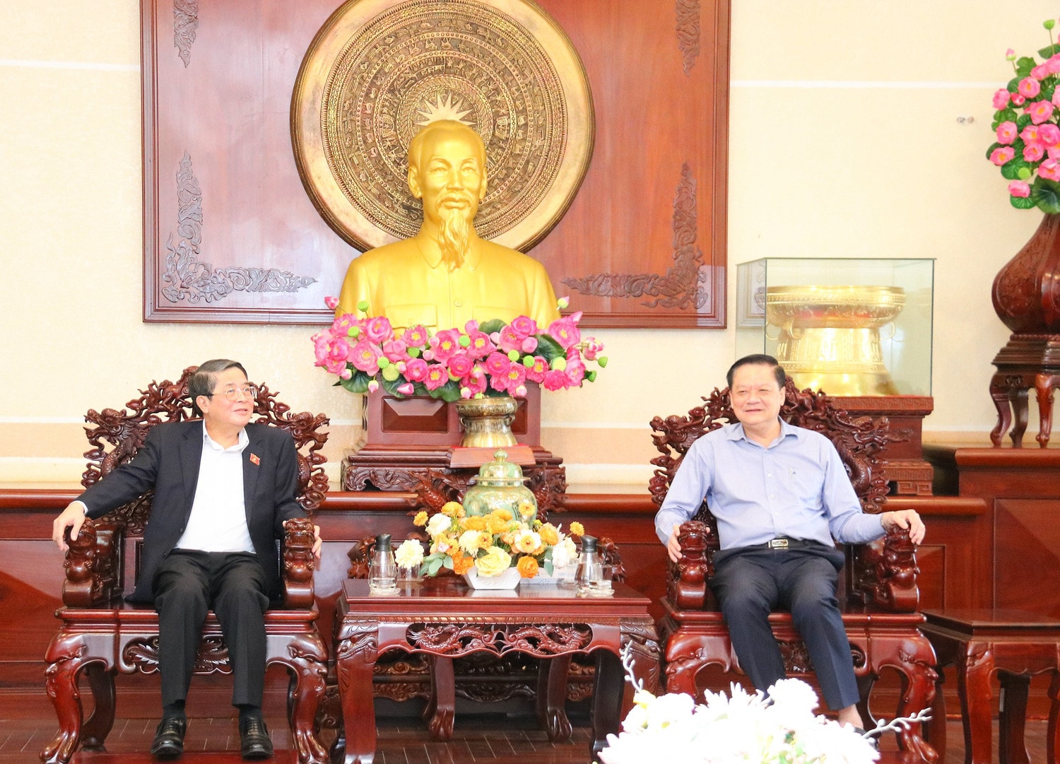 Phó Chủ tịch Thường trực UBND TP. Cần Thơ Dương Tấn Hiển báo cáo với Phó Chủ tịch Quốc hội Nguyễn Đức Hải và Đoàn công tác tại phòng khánh tiết của UBND TP. Cần Thơ. Ảnh: Nguyễn Hành
