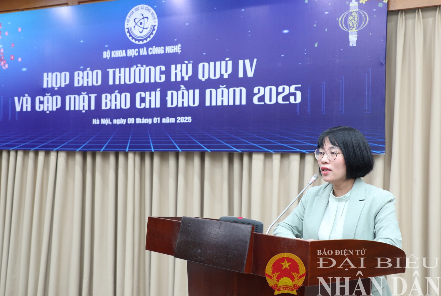 Giám đốc Trung tâm Nghiên cứu và phát triển truyền thông Khoa học và Công nghệ Nguyễn Thị Hải Hằng thông tin một số nội dung đến cơ quan báo chí