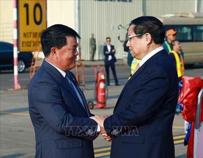 Lễ đón Thủ tướng Phạm Minh Chính tại Sân bay Quốc tế Wattay. Ảnh: Dương Giang/TTXVN