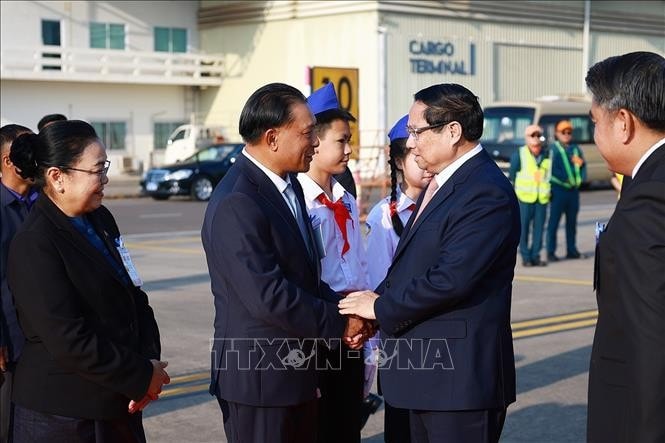 Lễ đón Thủ tướng Phạm Minh Chính tại Sân bay Quốc tế Wattay. Ảnh: Dương Giang/TTXVN