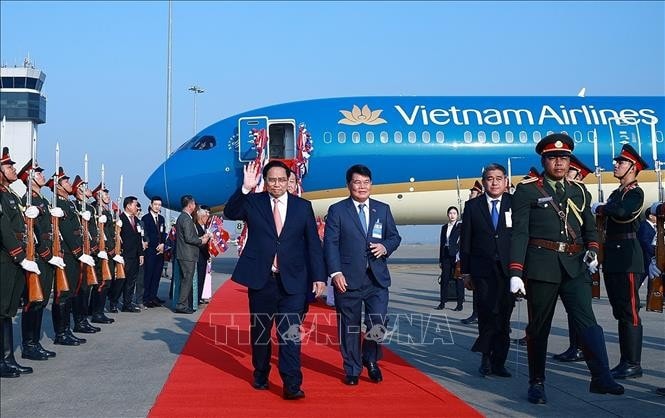 Lễ đón Thủ tướng Phạm Minh Chính tại Sân bay Quốc tế Wattay. Ảnh: Dương Giang/TTXVN