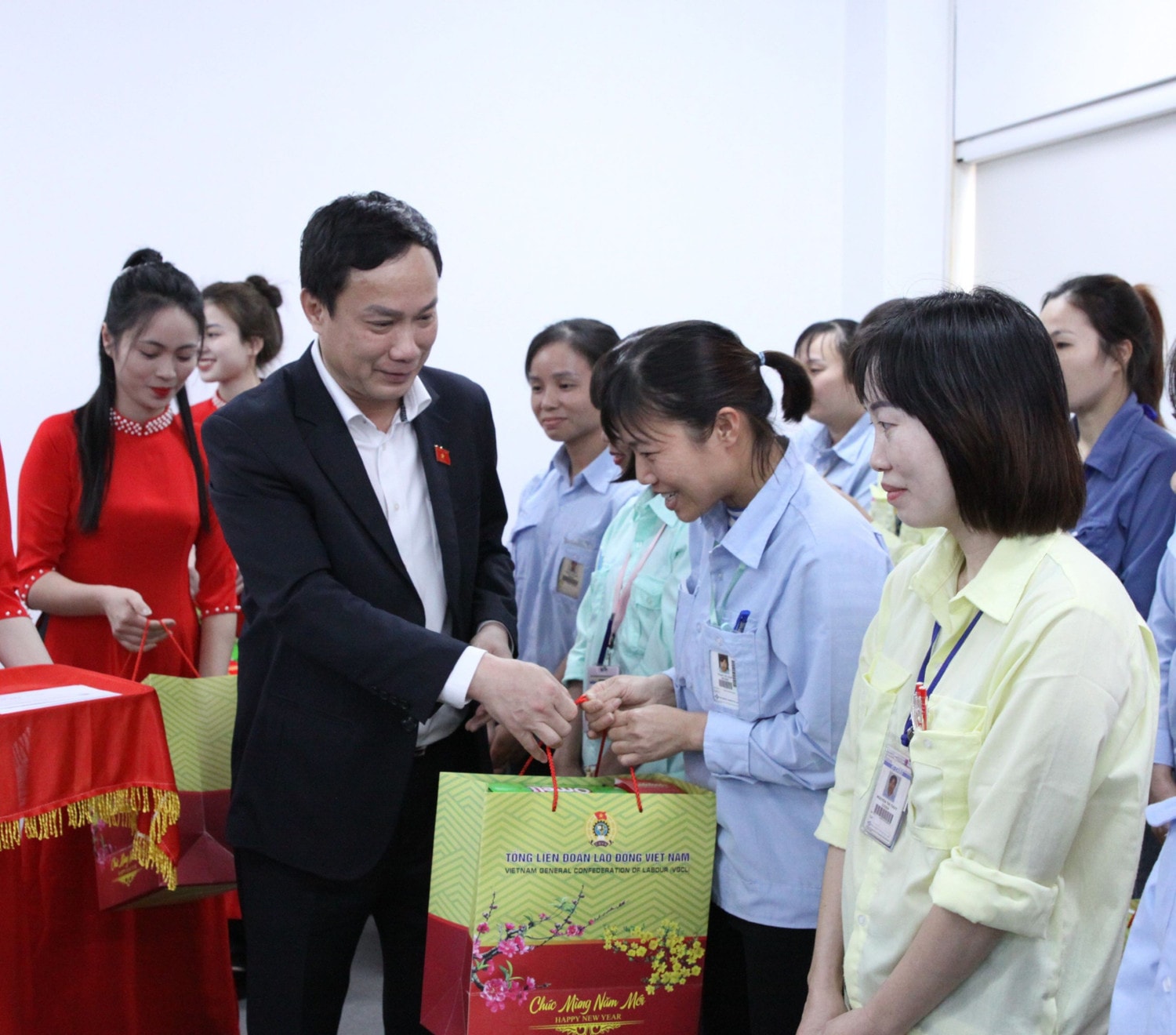 pho-chu-nhiem-uy-ban-van-hoa-giao-duc-trieu-the-hung-tham-va-tang-qua-tet-cong-nhan-tai-cong-ty-sumidenso-khu-cong-nghiep-dai-an-tp-hai-duong-2.jpg