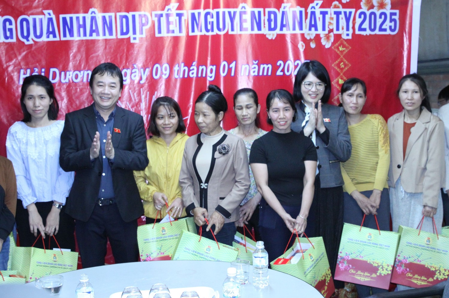 thuong-truc-uy-ban-van-hoa-giao-duc-tham-va-tang-qua-tet-cong-nhan-cong-ty-co-phan-venture-international-tai-cam-giang-hai-duong.jpg