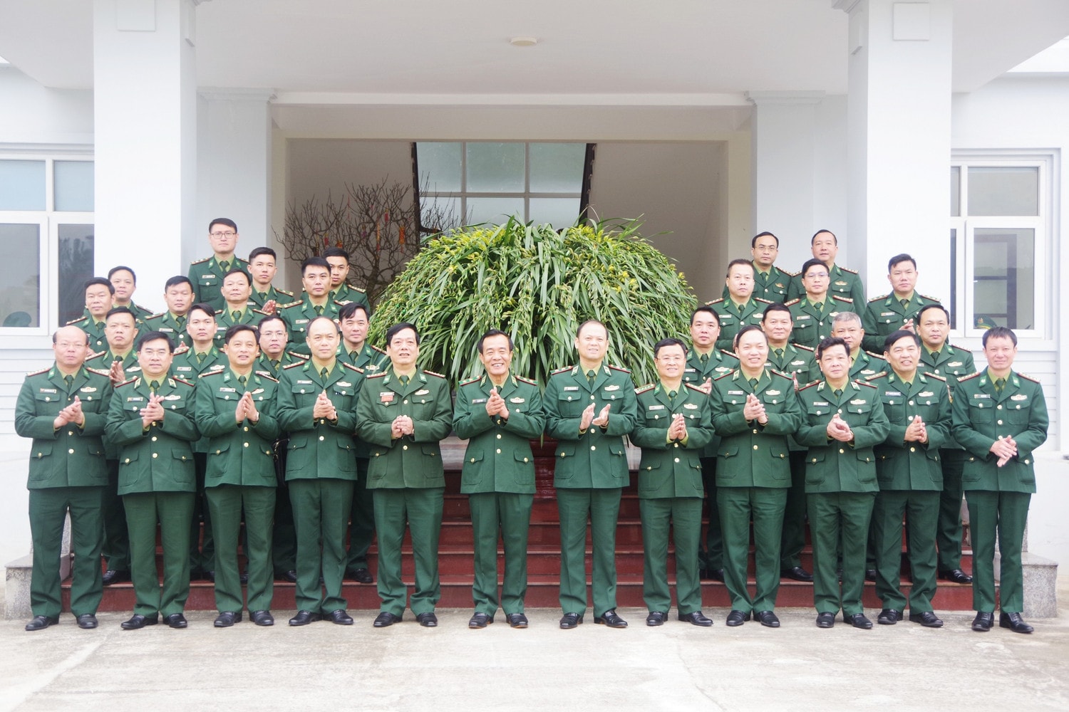 doan-cong-tac-cua-bo-tu-lenh-bdp-chup-anh-luu-niem-voi-can-bo-bo-chi-huy-bdbp-tinh-lao-cai.jpg