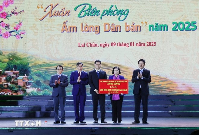 Chủ tịch nước Lương Cường trao tượng trưng tặng 200 căn nhà cho nhân dân tỉnh Lai Châu. Ảnh: Lâm Khánh/TTXVN