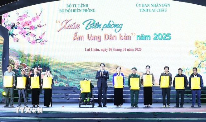 Chủ tịch nước Lương Cường tặng quà các hộ nghèo xã Pa Tần, huyện Sìn Hồ, tỉnh Lai Châu. Ảnh: Lâm Khánh/TTXVN