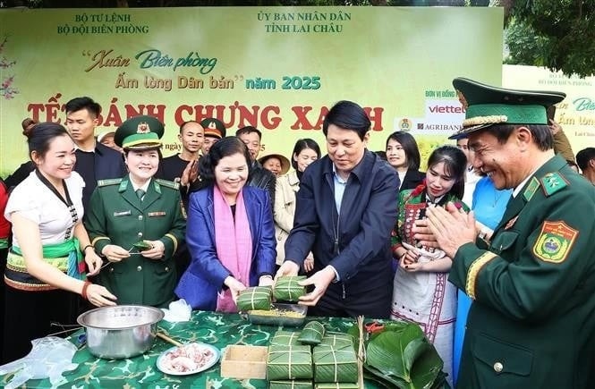 State President Luong Cuong participates in making c3c4162b-dcca-40d9-9100-b40fb154df39.jpg