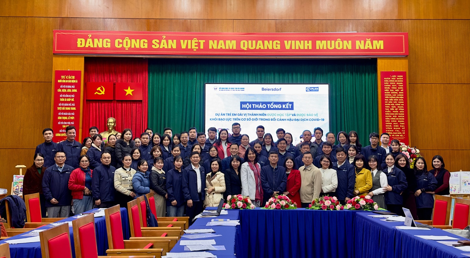 cac-dai-bieu-chup-anh-luu-niem-sau-hoi-thao.jpg