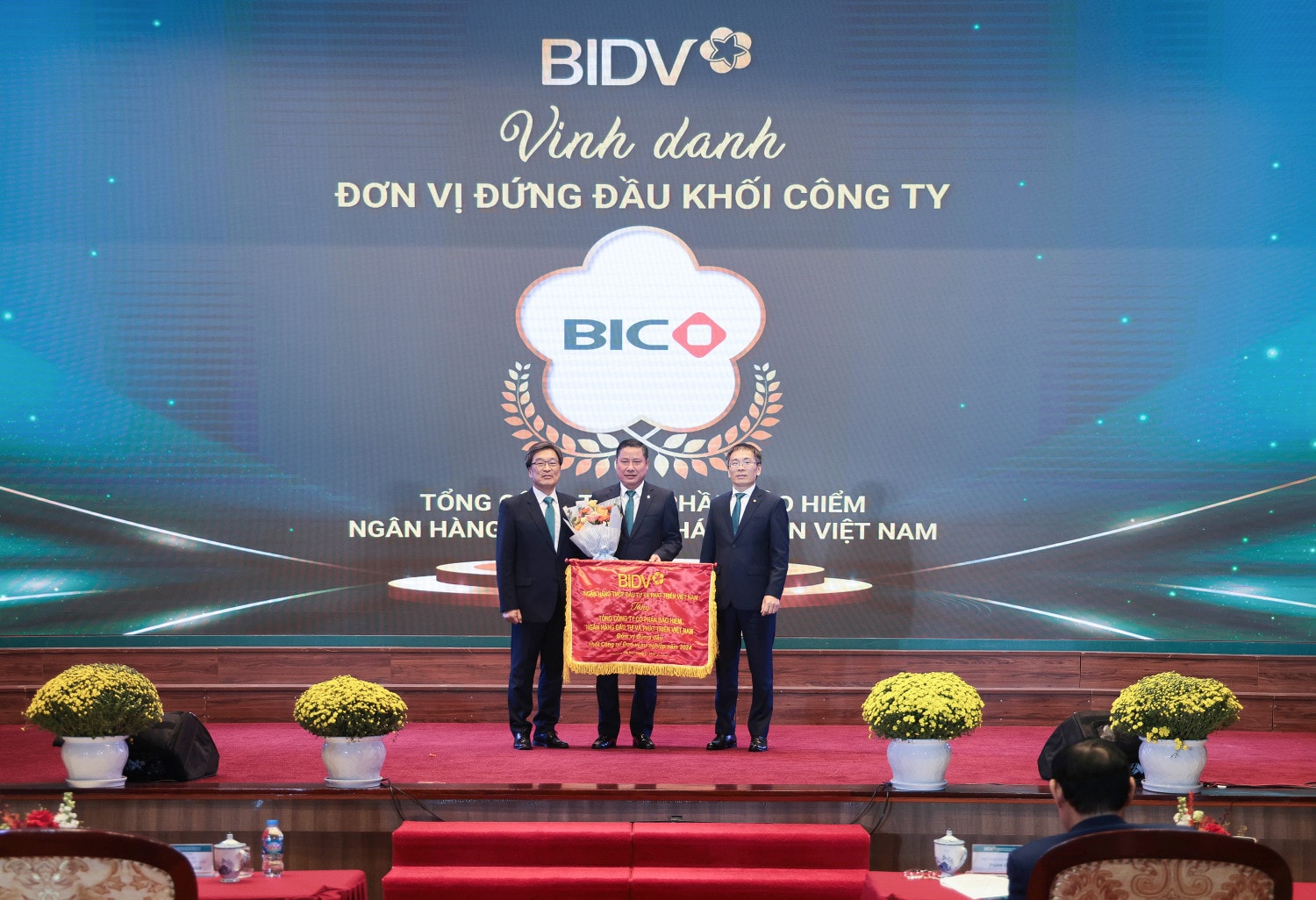BIC nhận cờ đơn vị dẫn đầu khối công ty thành viên của BIDV