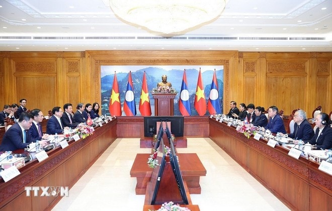 Thủ tướng Phạm Minh Chính hội kiến Chủ tịch Quốc hội Lào Saysomphone Phomvihane. Ảnh: Dương Giang/TTXVN