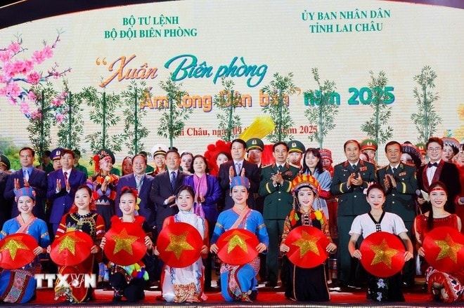 Chủ tịch nước Lương Cường với các đại biểu dự Chương trình Giao lưu nghệ thuật “Xuân Biên phòng ấm lòng dân bản” năm 2025. Ảnh: Lâm Khánh/TTXVN