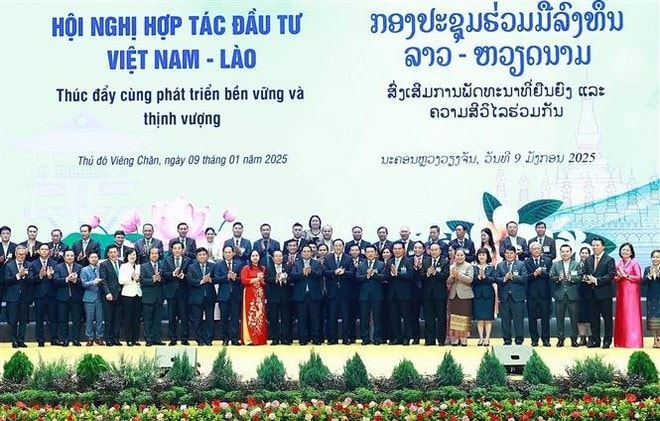 Prime Minister Pham Minh Chinh and his Lao counterpart, Sonexay Siphandone, and leaders of Vietnamese and Lao businesses in a group photo. (Source: VNA) Prime Minister Pham Minh Chinh and his Lao counterpart, Sonexay Siphandone, and leaders of Vietnamese and Lao businesses in a group photo. (Source: VNA)