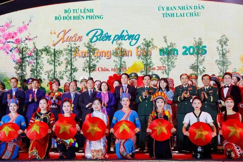 Chủ tịch nước Lương Cường với các đại biểu dự Chương trình Giao lưu nghệ thuật “Xuân Biên phòng ấm lòng dân bản” năm 2025. Ảnh: Lâm Khánh/TTXVN