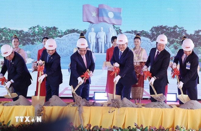 Thủ tướng Phạm Minh Chính và Thủ tướng Lào Sonexay Siphandone cùng các đại biểu thực hiện nghi thức động thổ dự án Công viên Hữu nghị Lào - Việt Nam. Ảnh: Dương Giang/TTXVN
