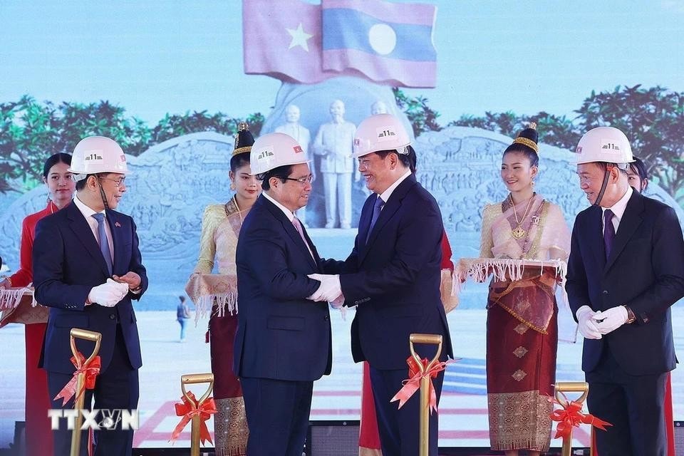 Thủ tướng Phạm Minh Chính và Thủ tướng Lào Sonexay Siphandone cùng các đại biểu thực hiện nghi thức động thổ dự án Công viên Hữu nghị Lào - Việt Nam. Ảnh: Dương Giang/TTXVN
