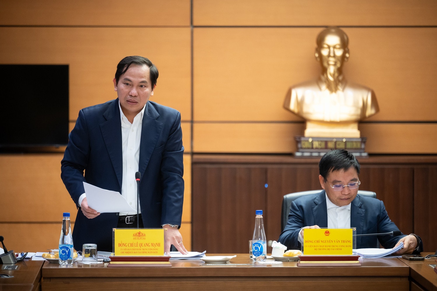 Chủ nhiệm Ủy ban Tài chính - Ngân sách Lê Quang Mạnh chủ trì cuộc họp