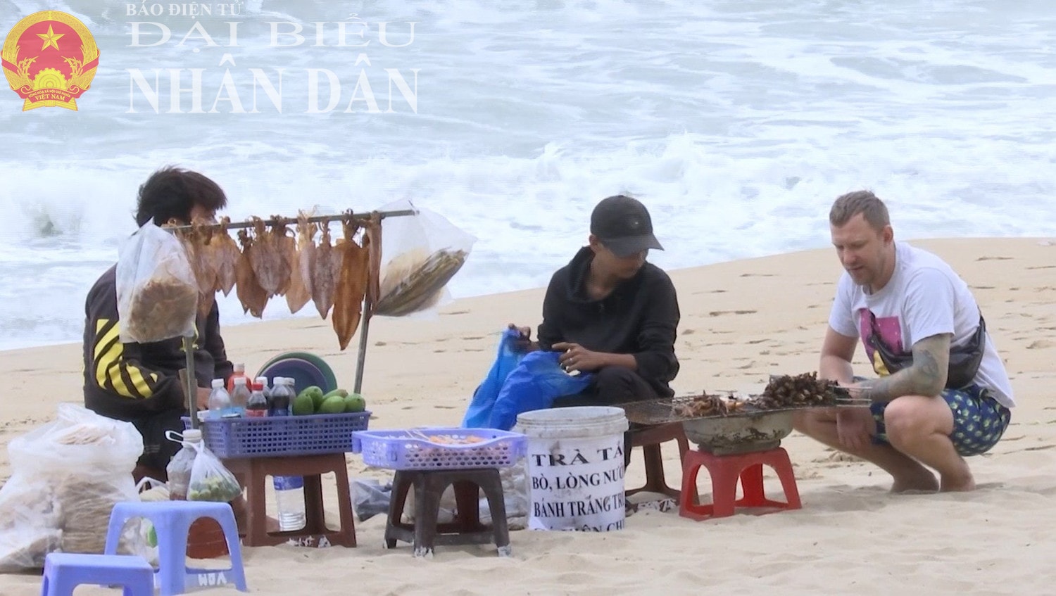 Cao điểm xử lý các đối tượng buôn bán hàng rong, đeo bám, chèo kéo khách tại các điểm tham quan du lịch là giai đoạn từ nay đến ngày 7.2.2025