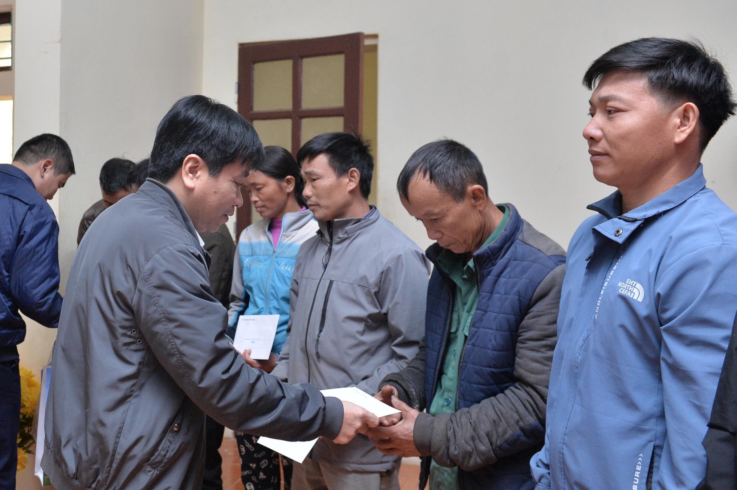 Phó Cục trưởng Cục Quản trị I Bùi Trung Kiên trao quà cho các hộ gia đình