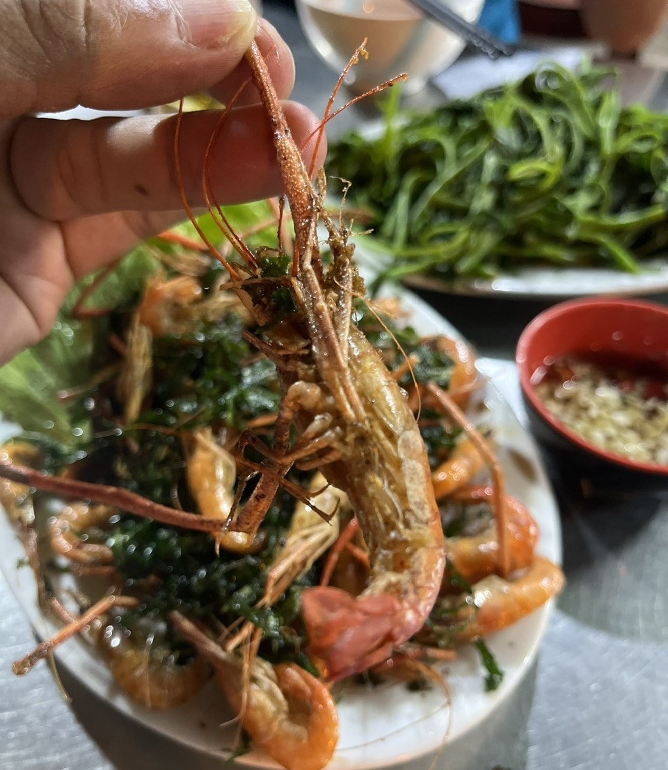 Du khách hưởng ngoạn tại đây ngoài vẻ đẹp của thiên nhiên thì các món ăn, có thể kể đến như cá trôi om măng, cua đồng, tôm khe rang lá chanh, baba om chuối đậu… với hương vị đậm đà, khó quên.