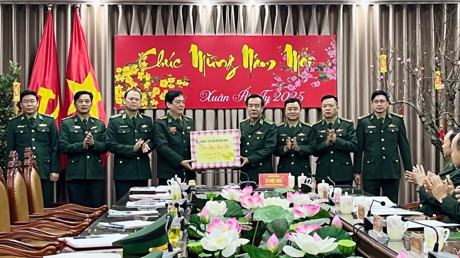 trung-tuong-le-duc-thai-tu-lenh-va-trung-tuong-nguyen-anh-tuan-chinh-uy-bdbp-tang-qua-dong-vien-can-bo-chien-si-bdbp-tinh-lao-cai.jpg