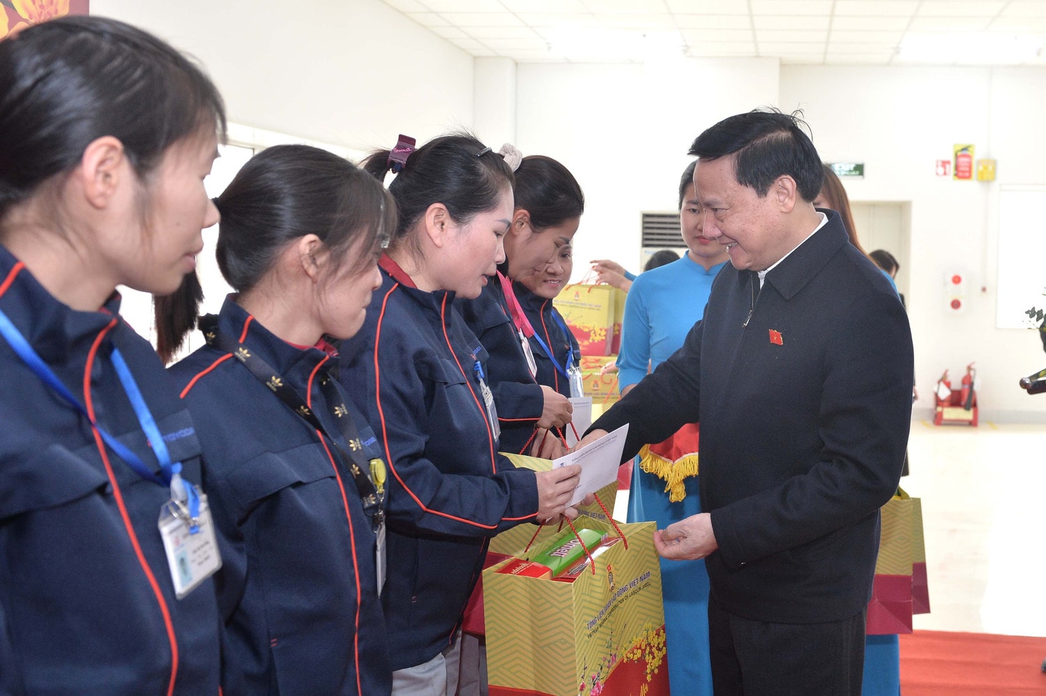 pho-chu-tich-qh-nguyen-khac-dinh-trao-qua-cho-cac-cong-nhan-tai-huyen-tien-hai-2.jpg