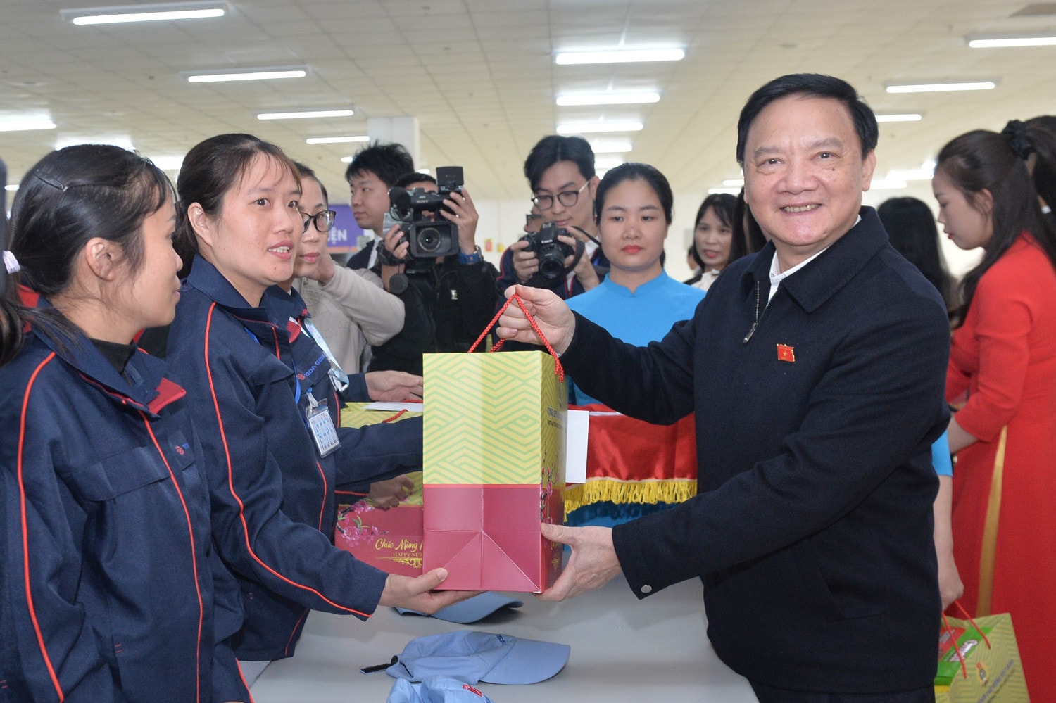 pho-chu-tich-qh-nguyen-khac-dinh-trao-qua-cho-cac-cong-nhan-tai-huyen-tien-hai-1.jpg