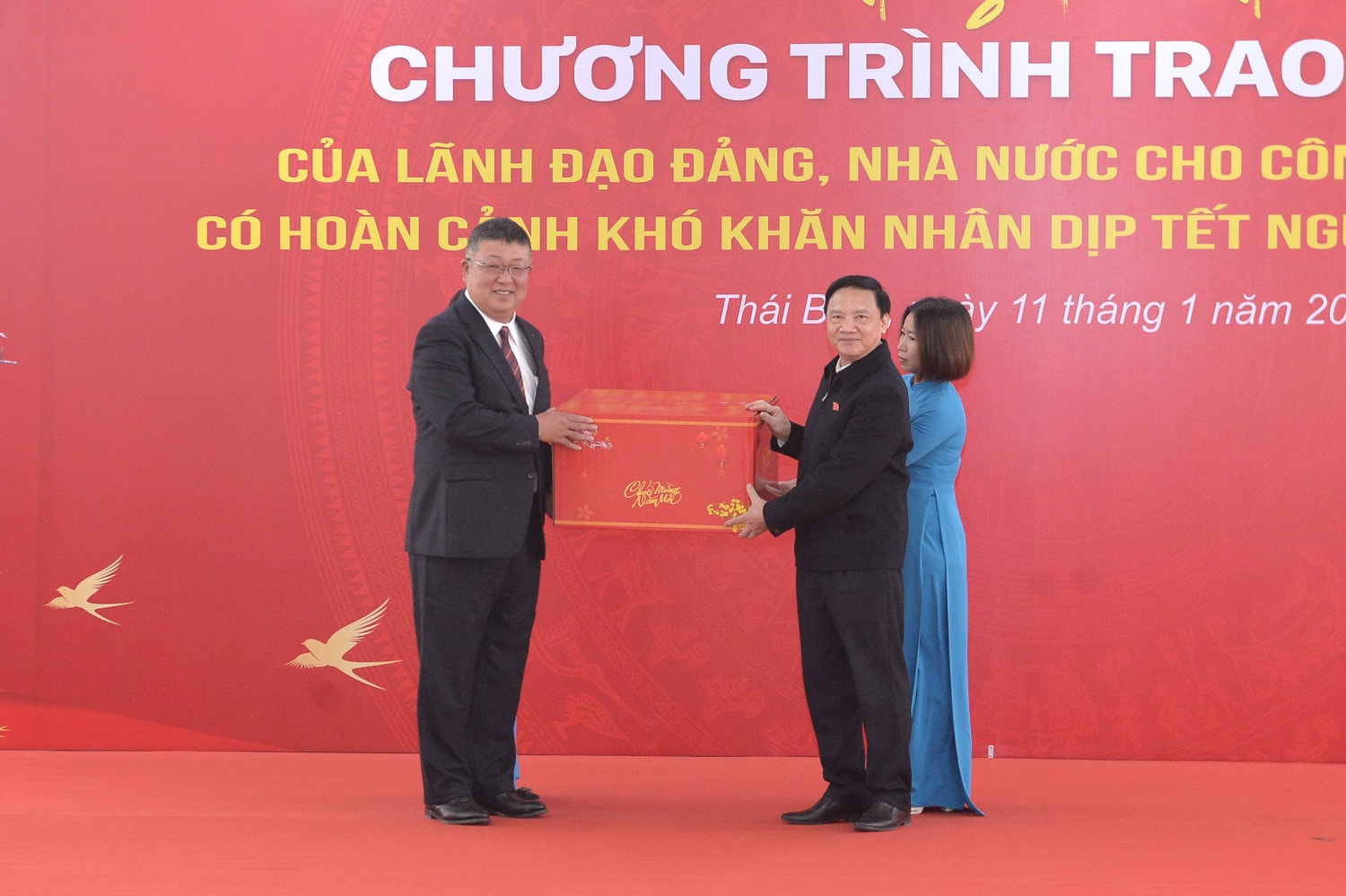 pho-chu-tich-qh-nguyen-khac-dinh-trao-qua-tai-huyen-tien-hai.jpg
