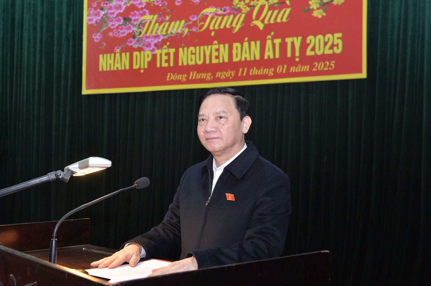 Phó Chủ tịch Quốc hội Nguyễn Khắc Định phát biểu chúc Tết tại Chương trình trao quà Tết cho hộ nghèo, hộ có hoàn cảnh khó khăn tại huyện Đông Hưng, Thái Bình. Ảnh: Hồ Long