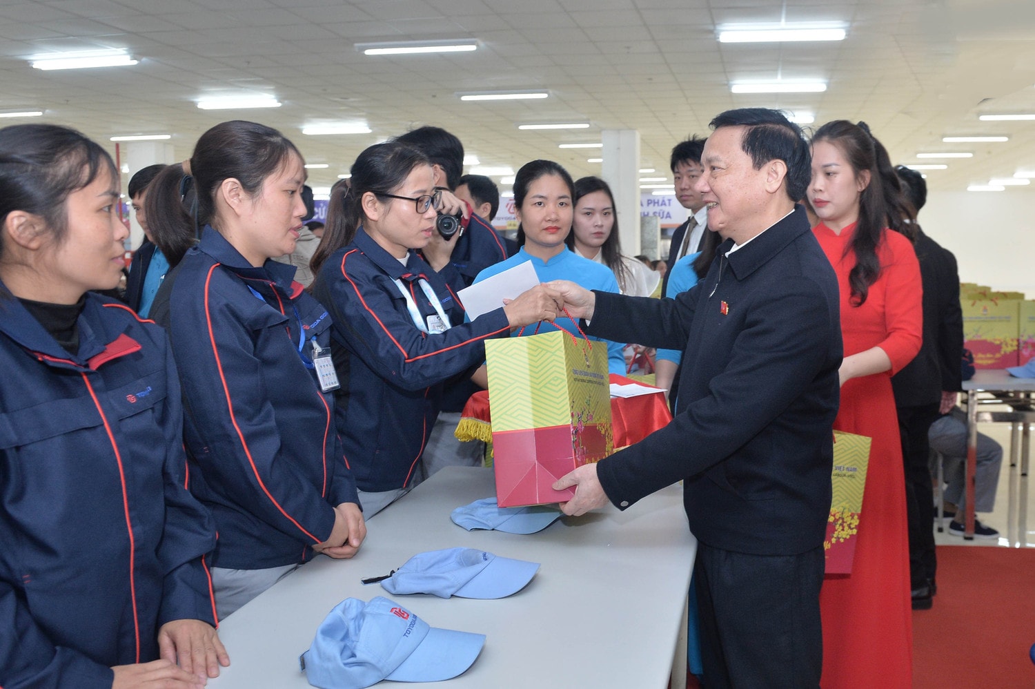 pho-chu-tich-qh-nguyen-khac-dinh-trao-qua-cho-cac-cong-nhan-tai-huyen-tien-hai.jpg