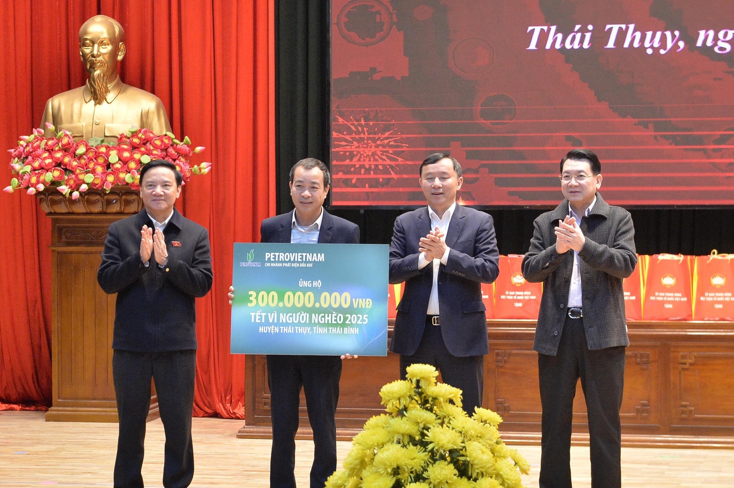 petrovietnam-ung-ho-300tr-cho-huyen-thai-thuy.jpg