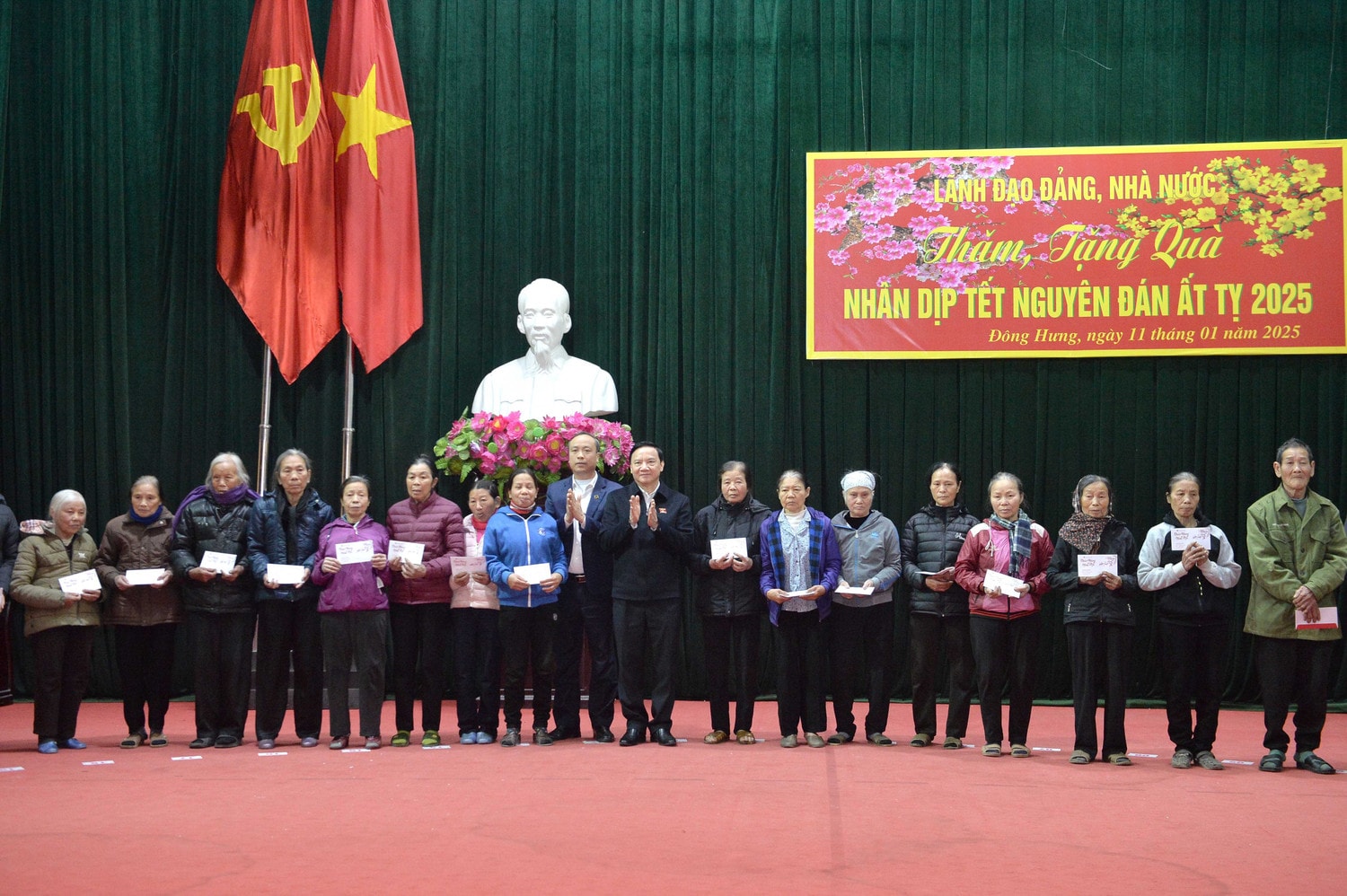 Phó Chủ tịch Quốc hội Nguyễn Khắc Định trao quà Tết cho hộ nghèo, hộ có hoàn cảnh khó khăn của huyện Đông Hưng. Ảnh: Hồ Long